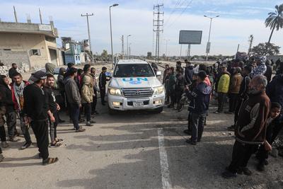 Palestinians wait to be allowed to return to their homes in northern Gaza after they were displaced to the south at Israel's order during the war, amid a ceasefire between Israel and Hamas, in the central Gaza Strip-stock-foto