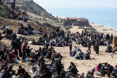 Palestinians wait to be allowed to return to their homes in northern Gaza after they were displaced to the south at Israel's order during the war, amid a ceasefire between Israel and Hamas, in the central Gaza-stock-foto
