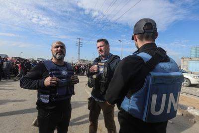 Palestinians wait to be allowed to return to their homes in northern Gaza after they were displaced to the south at Israel's order during the war, amid a ceasefire between Israel and Hamas, in the central Gaza Strip-stock-foto