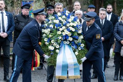 Aschaffenburg, Bavaria, Germany - January 26, 2025: Memorial service / wreath-laying ceremony in Sch?ntal Park after kni-stock-foto