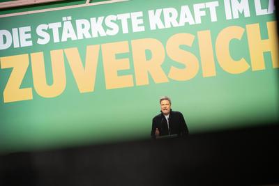 Bundesdelegiertenkonferenz von B?ndnis 90/Die Gr?nen vor der Bundestagswahl 2025 ? Bundeswirtschaftsminister und Kanzlerkandidat Robert Habeck w?hrend seiner Rede vor dem kleinen Parteitag-stock-photo