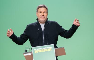 Bundesdelegiertenkonferenz von B?ndnis 90/Die Gr?nen vor der Bundestagswahl 2025 ? Bundeswirtschaftsminister und Kanzlerkandidat Robert Habeck w?hrend seiner Rede vor dem kleinen Parteitag-stock-photo