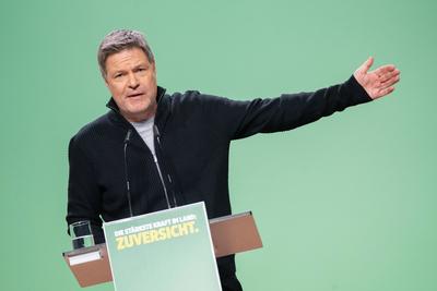 Bundesdelegiertenkonferenz von B?ndnis 90/Die Gr?nen vor der Bundestagswahl 2025 ? Bundeswirtschaftsminister und Kanzlerkandidat Robert Habeck w?hrend seiner Rede vor dem kleinen Parteitag-stock-photo