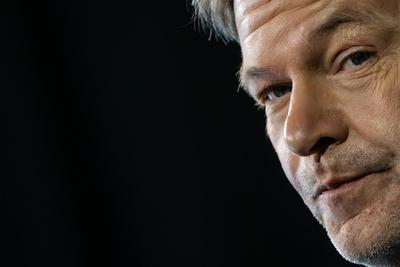 Bundesdelegiertenkonferenz von B?ndnis 90/Die Gr?nen vor der Bundestagswahl 2025 ? Bundeswirtschaftsminister und Kanzlerkandidat Robert Habeck  gibt der Sendergruppe ntv - RTL ein TV-Interview am Rande des Parteitags-stock-foto