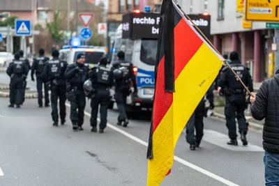 Aschaffenburg, Bavaria, Germany - January 26, 2025: A group of police officers in protective clothing move towards an em-stock-foto