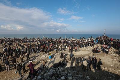 Palestinians, who were displaced to the south at Israel's order during the war, make their way back to their homes in northern Gaza, amid a ceasefire between Israe-stock-foto