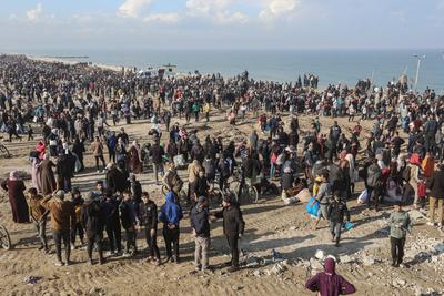 Palestinians, who were displaced to the south at Israel's order during the war, make their way back to their homes in northern Gaza, amid a ceasefire between Israe-stock-foto