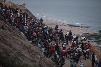 Palestinians, who were displaced to the south at Israel's order during the war, make their way back to their homes in northern Gaza, amid a ceasefire between Israel and Hamas, in the central Gaza Strip-stock-foto