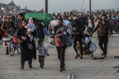 Palestinians, who were displaced to the south at Israel's order during the war, make their way back to their homes in northern Gaza, amid a ceasefire between Israel and Hamas, in the central Gaza Strip-stock-foto