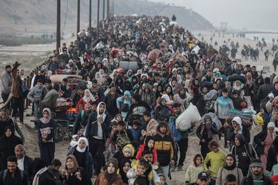 Palestinians, who were displaced to the south at Israel's order during the war, make their way back to their homes in northern Gaza, amid a ceasefire between Israel and Hamas, in the central Gaza Strip-stock-foto