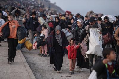 Palestinians, who were displaced to the south at Israel's order during the war, make their way back to their homes in northern Gaza, amid a ceasefire between Israel and Hamas, in the central Gaza Strip-stock-foto
