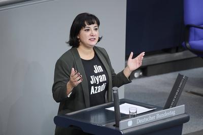 Aktuelle Stunde zur Situation im Iran im Bundestag in Berlin G?kay Akbulut (Die Linke) mit einem Shirt auf dem Jin, jiy-stock-foto