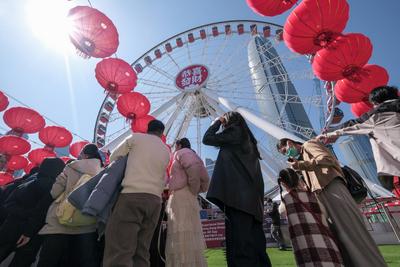 HONG KONG, CHINA - JANUARY 27: People queue up to ride Hong Kong Observation Wheel decorated with new year greetings on-stock-foto