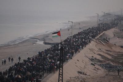 Palestinians, who were displaced to the south at Israel's order during the war, make their way back to their homes in northern Gaza, amid a ceasefire between Israel and Hamas, in the central Gaza Strip-stock-foto