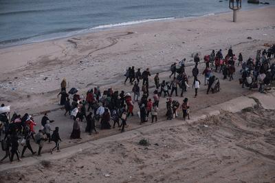 Palestinians, who were displaced to the south at Israel's order during the war, make their way back to their homes in northern Gaza, amid a ceasefire between Israel and Hamas, in the central Gaza Strip-stock-foto
