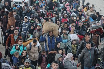 Palestinians, who were displaced to the south at Israel's order during the war, make their way back to their homes in northern Gaza, amid a ceasefire between Israel and Hamas, in the central Gaza Strip-stock-foto