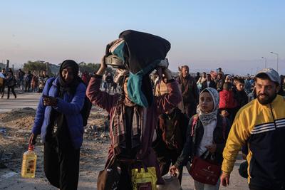 Palestinians, who were displaced to the south at Israel's order during the war, make their way back to their homes in northern Gaza, amid a ceasefire between Israe-stock-foto