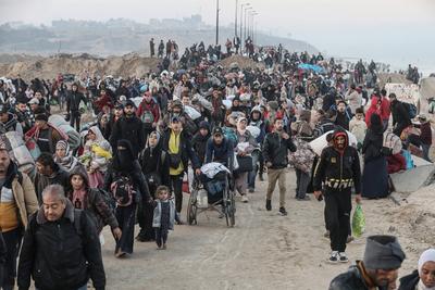 Palestinians, who were displaced to the south at Israel's order during the war, make their way back to their homes in northern Gaza, amid a ceasefire between Israel and Hamas, in the central Gaza Strip-stock-foto
