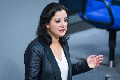 Berlin, Plenarsitzung im Bundestag Deutschland, Berlin - 27.11.2020: Im Bild ist G?kay Akbulut (DIE LINKE) w?hrend der-stock-foto