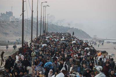 Palestinians, who were displaced to the south at Israel's order during the war, make their way back to their homes in northern Gaza, amid a ceasefire between Israel and Hamas, in the central Gaza Strip-stock-foto