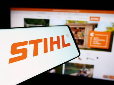 Mobile phone with logo of German power equipment company Stihl Holding AG Co. KG in front of website Stuttgart, Germany-stock-foto