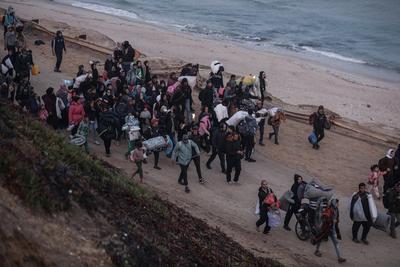 Palestinians, who were displaced to the south at Israel's order during the war, make their way back to their homes in northern Gaza, amid a ceasefire between Israel and Hamas, in the central Gaza Strip-stock-foto