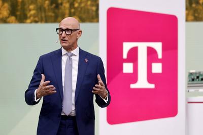Telekom-Chef Timotheus H?ttges, Vorstandsvorsitzender der Deutschen Telekom, spricht zu den Aktion?ren. Die Aktion?re de-stock-foto