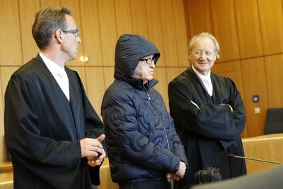 26 09 2016 Bochum Prozess am Landgericht gegen den Ex Agenten Werner Mauss 8versteckt unter der Kapu-stock-foto