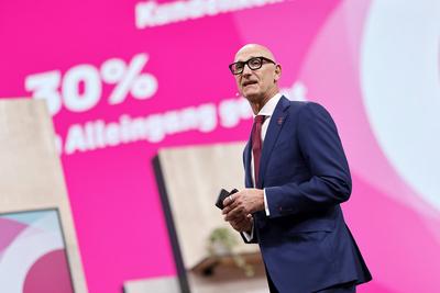 Telekom-Chef Timotheus Tim H?ttges, Vorstandsvorsitzender der Deutschen Telekom, spricht zu den Aktion?ren. Die Aktion?r-stock-foto