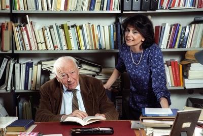 Bildnummer: 54440572  Datum: 18.05.1999  Copyright: imago/Dieter BauerPhilosoph Prof. Dr. Hans-Georg Gadamer mit einer unbekannten Helferin w?hrend eines Fotoshootings kurz vor seinem 100. Geburtstag in seinem B?ro des Philosophischen Seminars der Universit?t Heidelberg, Personen; 1999, Heidelberg, Wissenschaft, Philosophie, 100 Jahre, Alter, j?hrig, j?hrige, 100j?hrige, 100j?hrig, alt, Shooting, krux Frau; , quer, Kbneg, Gruppenbild, Privatbild, PeopleBildnummer 54440572 Date 18 05 1999 Copyright Imago Dieter Bauer Philosopher Prof Dr Hans Georg Gadamer with a Unknown Helper during a Photo shoots short before his 100 Birthday in his Office the Philosophical Seminar the University Heidelberg People 1999 Heidelberg Science Philosophy 100 Years Age Years olds 100 years 100j?hrig Old Shooting crux Woman horizontal Kbneg Group photo Private Celebrities-stock-foto