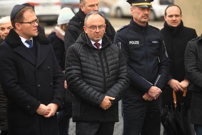 Gedenkstunde f?r die Opfer des Nationalsozialismus am Stein der Erinnerung-stock-foto