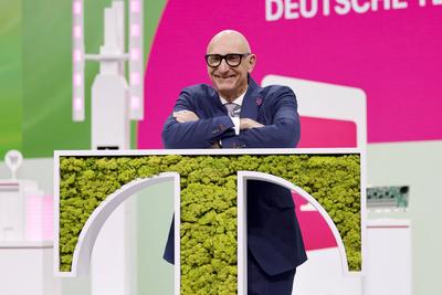 Telekom-Chef Timotheus H?ttges, Vorstandsvorsitzender der Deutschen Telekom, spricht zu den Aktion?ren. Die Aktion?re de-stock-foto