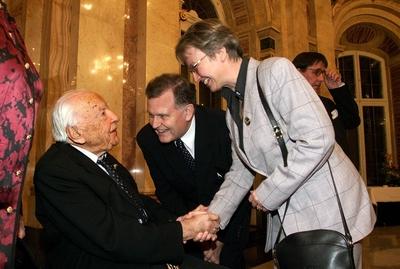 Bildnummer: 51704930  Datum: 10.02.2000  Copyright: imago/Horst RudelProf. Dr. Hans-Georg Gadamer (GER) nimmt Gl?ckw?nsche zum 100. Geburtstag von Ministerpr?sident Erwin Teufel und Kultusministerin Annette Schavan (beide GER/CDU/Baden-W?rttemberg) in Stuttgart entgegen, Personen , optimistisch; 2000, Stuttgart, Pressetermin , Politiker,  l?chelt, Kultusminister, Minister, Ministerin, Gl?ckwunsch, Handschlag, shake hands, Philosoph, , ; , quer, Kbdig, Gruppenbild, close, Landespolitik, Politik, Deutschland, Randbild, Philosophie, Wissenschaft, People-stock-foto