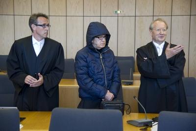 Werner MAUSS Mitte mit seinen Anwaelten Prof Daniel J FISCHER links und Prof Rainer HAMM Wer-stock-foto