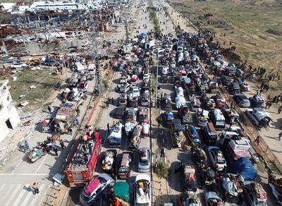 Aerial footage shows displaced Gazans walking toward Gaza City-stock-foto