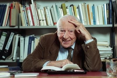 Bildnummer: 54440575  Datum: 18.05.1999  Copyright: imago/Dieter BauerPhilosoph Prof. Dr. Hans-Georg Gadamer w?hrend eines Fotoshootings kurz vor seinem 100. Geburtstag in seinem B?ro des Philosophischen Seminars der Universit?t Heidelberg, Personen , optimistisch , Nachdenklichkeit; 1999, Heidelberg, Wissenschaft, Philosophie, 100 Jahre, Alter, j?hrig, j?hrige, 100j?hrige, 100j?hrig, alt, Shooting; , quer, Kbneg, Portr?t, Privatbild, PeopleBildnummer 54440575 Date 18 05 1999 Copyright Imago Dieter Bauer Philosopher Prof Dr Hans Georg Gadamer during a Photo shoots short before his 100 Birthday in his Office the Philosophical Seminar the University Heidelberg People optimistic contemplation 1999 Heidelberg Science Philosophy 100 Years Age Years olds 100 years 100j?hrig Old Shooting horizontal Kbneg Portrait Private Celebrities-stock-foto