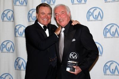 Bildnummer: 50181134  Datum: 02.03.2003  Copyright: imago/Rideaux-PicturePerfectSchauspieler Robert Wagner (li.) und Produzent Bud Yorkin (beide USA) mit dem -David Susskind Lifetime Achievement Award in Television- anl?sslich der 14th Annual Producers Guild Awards in LA, Personen ,  Objekte, optimistisch , Harmonie , Freude; 2003, Los Angeles, LA, Hollywood, PGA, P.G.A., of America, Filmpreis, Preistr?ger, Troph?e, Preis, Produzenten, Regisseur, Regisseure, TV, Fernsehen; , quer, Kbdig, Pressetermin, Gruppenbild, close, Schauspiel, Film, Kunst, Vereinigte Staaten von Amerika, Randbild, People-stock-photo