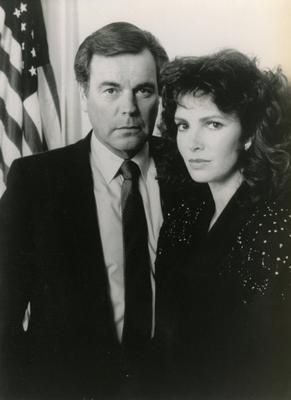 American actor Robert Wagner and actress Jaclyn Smith in the movie Windmill of the Gods, USA 1988 PUBLICATIONxNOTxINxITA-stock-foto