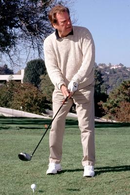 Bildnummer: 50086363  Datum: 15.11.2001  Copyright: imago/Rideaux-PicturePerfectSchauspieler Robert Wagner (USA) auf dem Golfplatz - 11th Annual William H. Parker Foundation Golf Challenge, Personen , Konzentration; 2001, Los Angeles, LA, Hollywood, Golfturnier, Freizeit, Hobby, Hobbys, Golfen; , hoch, Kbdia, Pressetermin, Einzelbild, Schauspiel, Film, Kunst, Vereinigte Staaten von Amerika, Randbild, People; Aufnahmedatum gesch?tzt-stock-photo