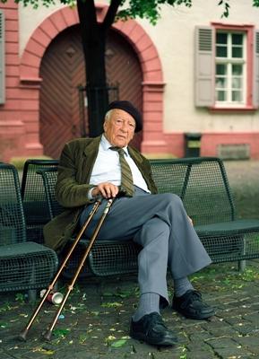 Bildnummer: 54493446  Datum: 18.05.1999  Copyright: imago/Dieter BauerPhilosoph Prof. Dr. Hans-Georg Gadamer w?hrend eines Fotoshootings kurz vor seinem 100. Geburtstag in Heidelberg, Personen; 1999, Heidelberg, Wissenschaft, Philosophie, 100 Jahre, Alter, j?hrig, j?hrige, 100j?hrige, 100j?hrig, alt, Shooting; , hoch, Mfneg, Einzelbild, Privatbild, PeopleBildnummer 54493446 Date 18 05 1999 Copyright Imago Dieter Bauer Philosopher Prof Dr Hans Georg Gadamer during a Photo shoots short before his 100 Birthday in Heidelberg People 1999 Heidelberg Science Philosophy 100 Years Age Years olds 100 years 100j?hrig Old Shooting vertical Mfneg Single Private Celebrities-stock-foto
