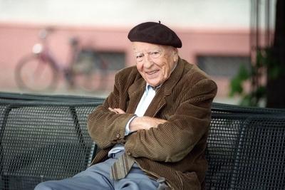Bildnummer: 54440613  Datum: 18.05.1999  Copyright: imago/Dieter BauerPhilosoph Prof. Dr. Hans-Georg Gadamer w?hrend eines Fotoshootings kurz vor seinem 100. Geburtstag in Heidelberg, Personen , optimistisch , Highlight; 1999, Heidelberg, Wissenschaft, Philosophie, 100 Jahre, Alter, j?hrig, j?hrige, 100j?hrige, 100j?hrig, alt, Shooting; , quer, Kbneg, Portr?t, Privatbild, PeopleBildnummer 54440613 Date 18 05 1999 Copyright Imago Dieter Bauer Philosopher Prof Dr Hans Georg Gadamer during a Photo shoots short before his 100 Birthday in Heidelberg People optimistic Highlight 1999 Heidelberg Science Philosophy 100 Years Age Years olds 100 years 100j?hrig Old Shooting horizontal Kbneg Portrait Private Celebrities-stock-foto