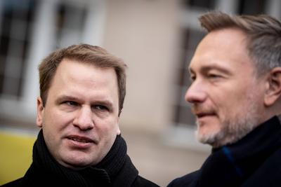 Christian Lindner, FDP-Parteivorsitzender und ehemaliger Bundesfinanzminister, w?hrend der Wahlkampfveranstaltung in Kiel, Schleswig-Holstein, gemeinsam mit Christopher Vogt Landesvorsitzender der Nord-FDP in Schleswig-Holstein-stock-foto