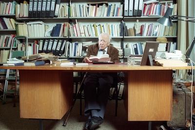 Bildnummer: 54440568  Datum: 18.05.1999  Copyright: imago/Dieter BauerPhilosoph Prof. Dr. Hans-Georg Gadamer w?hrend eines Fotoshootings kurz vor seinem 100. Geburtstag in seinem B?ro des Philosophischen Seminars der Universit?t Heidelberg, Personen; 1999, Heidelberg, Wissenschaft, Philosophie, 100 Jahre, Alter, j?hrig, j?hrige, 100j?hrige, 100j?hrig, alt, Shooting; , quer, Kbneg, Einzelbild, Privatbild, PeopleBildnummer 54440568 Date 18 05 1999 Copyright Imago Dieter Bauer Philosopher Prof Dr Hans Georg Gadamer during a Photo shoots short before his 100 Birthday in his Office the Philosophical Seminar the University Heidelberg People 1999 Heidelberg Science Philosophy 100 Years Age Years olds 100 years 100j?hrig Old Shooting horizontal Kbneg Single Private Celebrities-stock-foto
