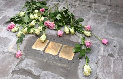 Installation Of New Stumbling Stones In Brussels-stock-foto