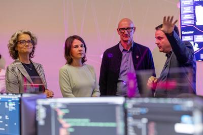 Vorstandsmitglied Technologie und Innovation Claudia NEMAT, Aussenministerin Annalena Baerbock, Deutsche Telekom Chef Ti-stock-photo