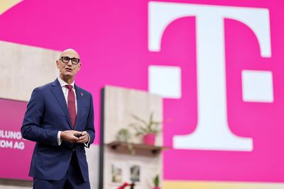 Telekom-Chef Timotheus Tim H?ttges, Vorstandsvorsitzender der Deutschen Telekom, spricht zu den Aktion?ren. Die Aktion?r-stock-foto