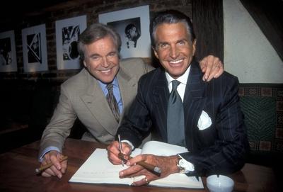 George Hamilton (re., Schauspieler/USA) zusammen mit Robert Wagner (USA/Schauspieler) am Set zu den Dreharbeiten der Fe-stock-photo