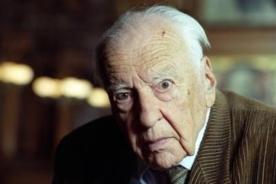 Bildnummer: 54440581  Datum: 18.05.1999  Copyright: imago/Dieter BauerPhilosoph Prof. Dr. Hans-Georg Gadamer w?hrend eines Fotoshootings kurz vor seinem 100. Geburtstag in der Aula der Universit?t Heidelberg, Personen , Highlight; 1999, Heidelberg, Wissenschaft, Philosophie, 100 Jahre, Alter, j?hrig, j?hrige, 100j?hrige, 100j?hrig, alt, Shooting; , quer, Kbneg, Portr?t, Randbild, PeopleBildnummer 54440581 Date 18 05 1999 Copyright Imago Dieter Bauer Philosopher Prof Dr Hans Georg Gadamer during a Photo shoots short before his 100 Birthday in the Aula the University Heidelberg People Highlight 1999 Heidelberg Science Philosophy 100 Years Age Years olds 100 years 100j?hrig Old Shooting horizontal Kbneg Portrait Edge image Celebrities-stock-foto