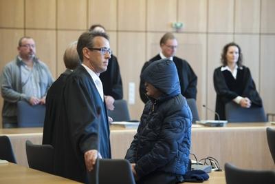 Werner MAUSS rechts mit seinen Anwaelten Prof Daniel J FISCHER links und Prof Rainer HAMM im-stock-foto