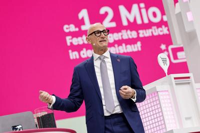 Telekom-Chef Timotheus H?ttges, Vorstandsvorsitzender der Deutschen Telekom, spricht zu den Aktion?ren. Die Aktion?re de-stock-foto